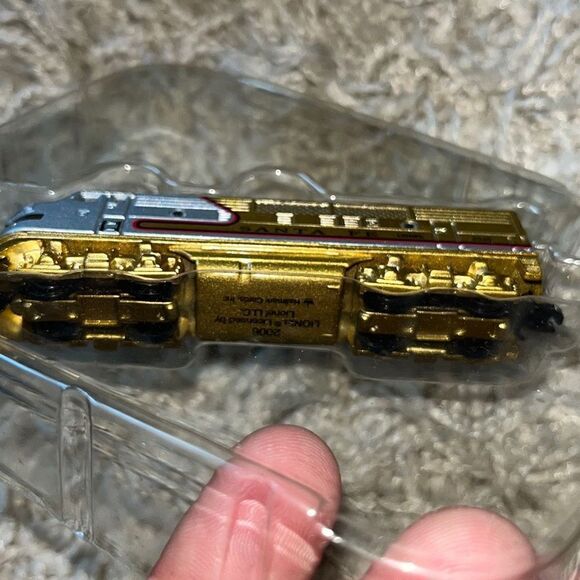 Hallmark Keepsake Ornament Lionel Santa Fe F3A Diesel Locamotive 2006 QXE3233 - Picture 10 of 10